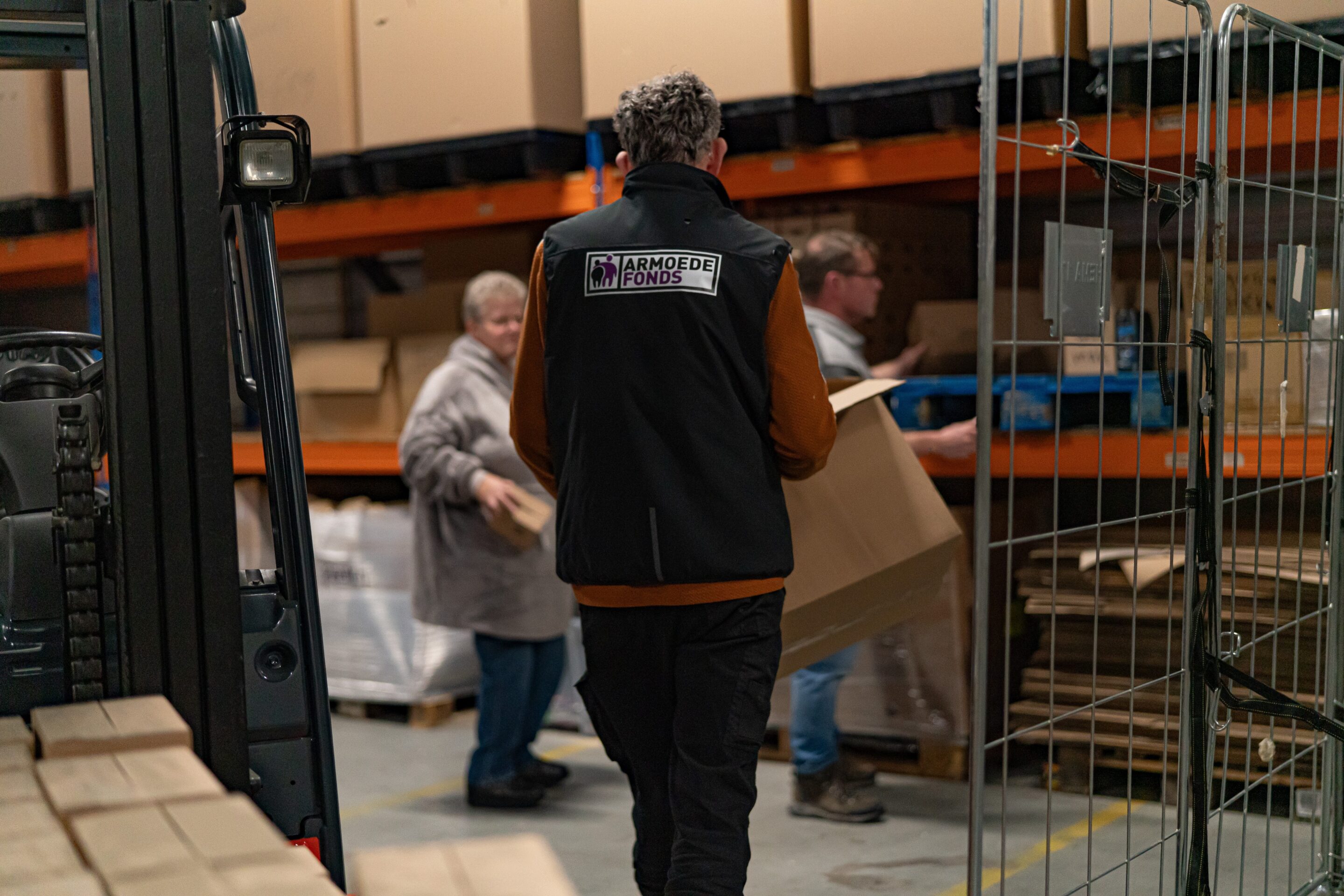 Vrijwilligers van Armoedefonds sorteren gedoneerde goederen