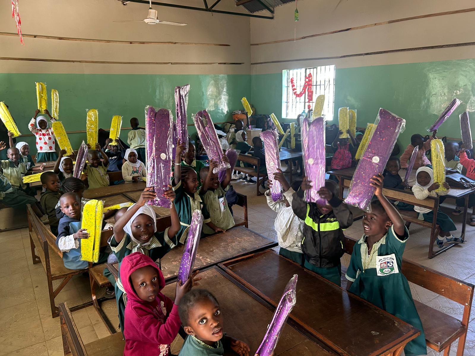 Schoolkinderen in Gambia met gedoneerd speelgoed